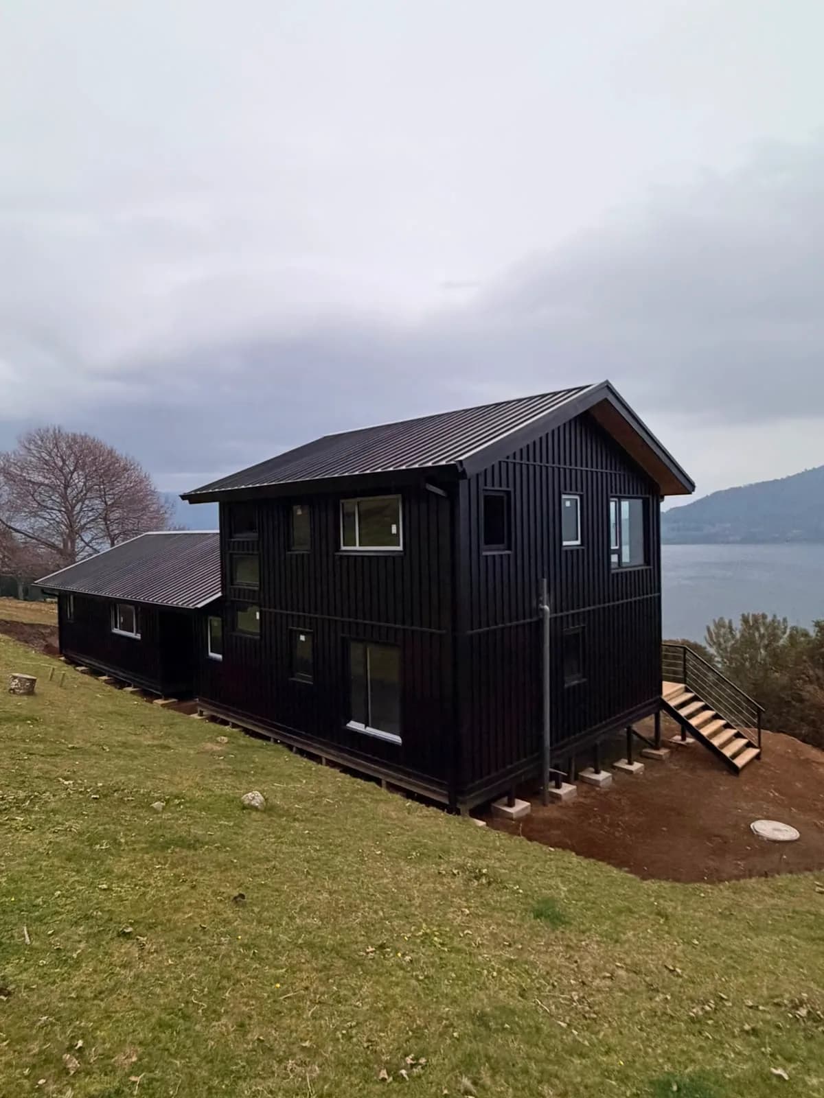 Vivienda con arquitectura moderna junto a un lago en el sur de Chile