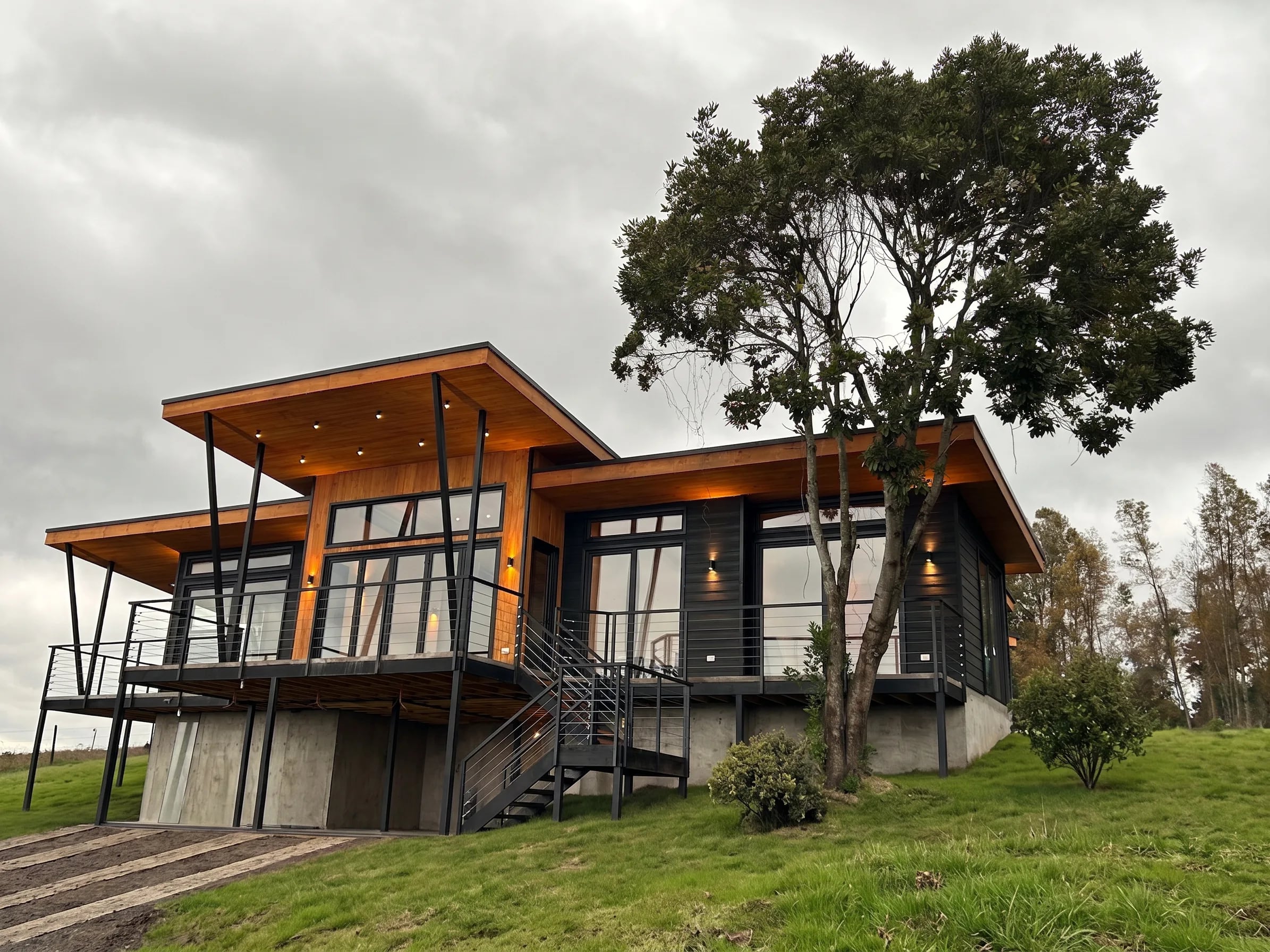 Exterior casa de madera estilo sur de Chile con terraza